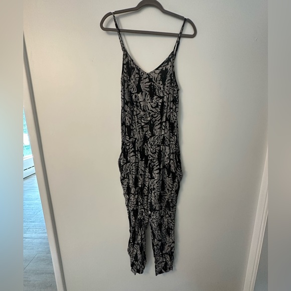 Gap Black Floral Casual Romper, Size Medium - Picture 1 of 3